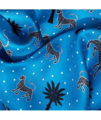 Pañuelo de seda Azul de Ortigia con estampado de palmeras y leopardos exóticos