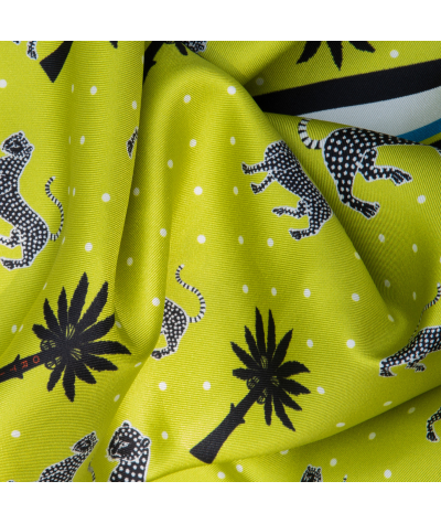 Pañuelo de seda Palm Green de Ortigia con estampado de jungla con palmeras y leopardos.