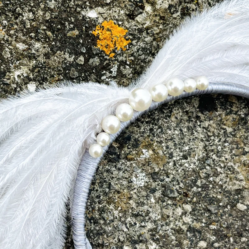 Tocado para invitada con plumas | Anhelo