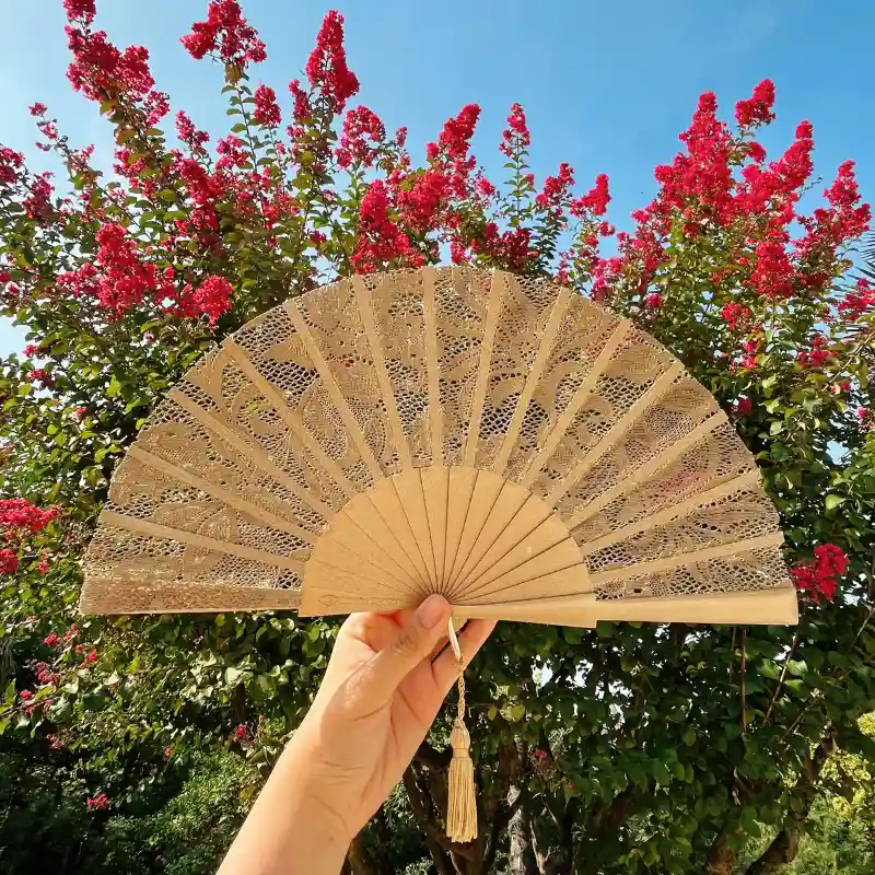 Abanico dorado con detalles florales | Anhelo