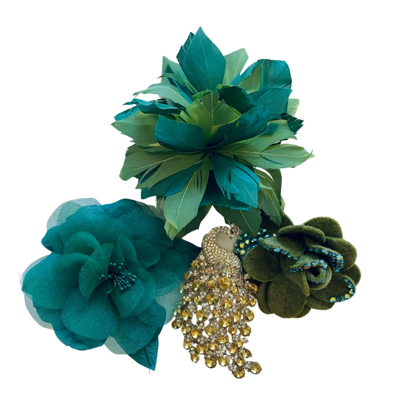 Broche de flores y cristal