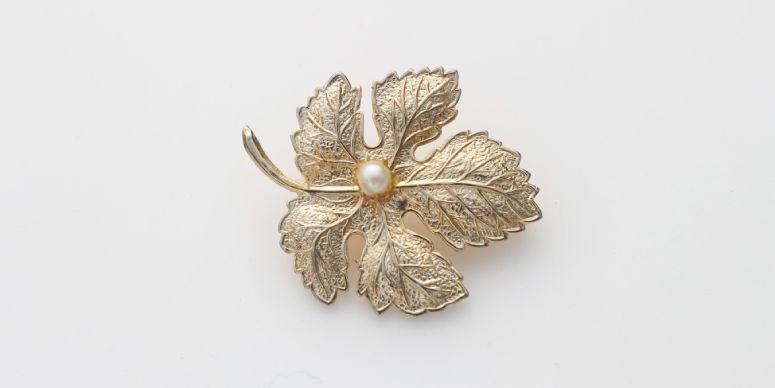 Broche para vestidos dorado