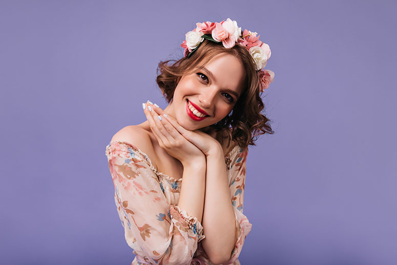 En el apasionante mundo de la moda y la belleza, la habilidad de combinar un tocado con el peinado y el maquillaje adecuados se ha convertido en un arte que no solo resalta nuestra apariencia, sino que también expresa nuestro estilo personal. Desde bodas, eventos formales hasta celebraciones casuales, dominar esta técnica puede llevar tus looks a un nivel completamente nuevo. En este artículo, conocerás cómo combinar un tocado con el peinado y el maquillaje.