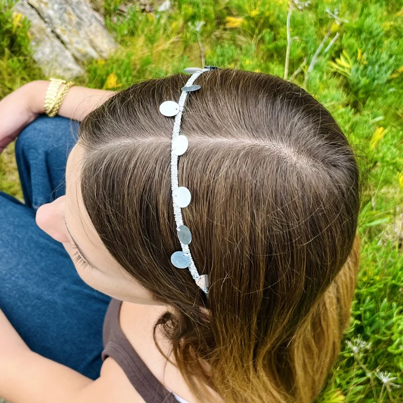 Diadema para invitada de boda con el pelo suelto | Anhelo