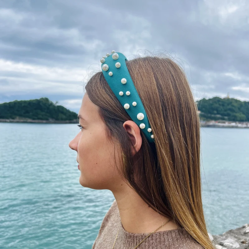 Diadema para invitada de boda con el pelo suelto en color verde con detalles nacarados | Anhelo