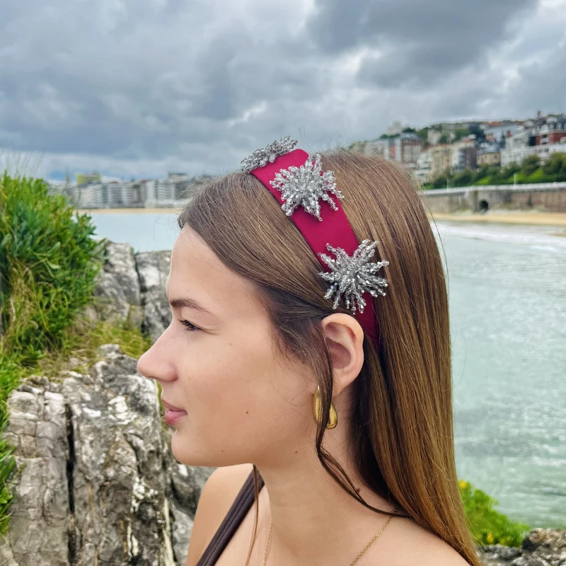 Diadema para invitada de boda con el pelo suelto - tocado para invitada en color granate | Anhelo