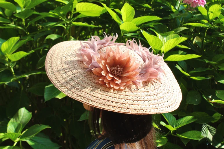 Invitadas con pamela de flores