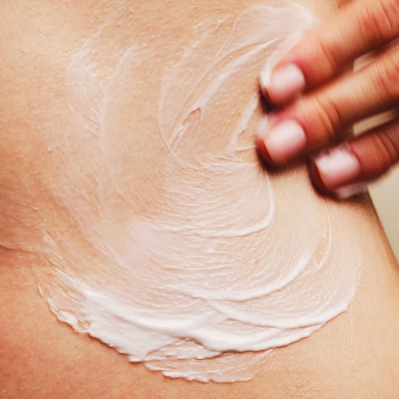 Loción corporal aplicada en la piel - Labeau | Anhelo