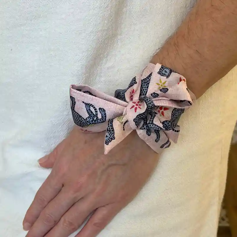 Pañuelos de seda para mujer alrededor de la muñeca | Anhelo