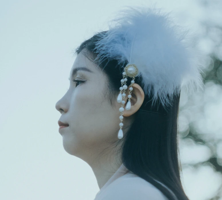 Peinados con tocados plumas