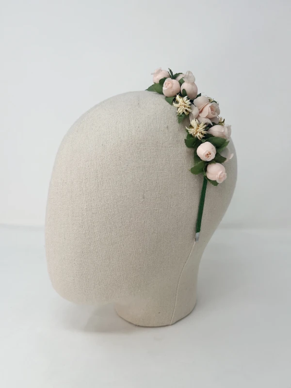 Peinados para niñas con tocado de flores