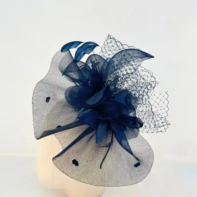 Tocado con rejilla azul para invitada de boda | Anhelo