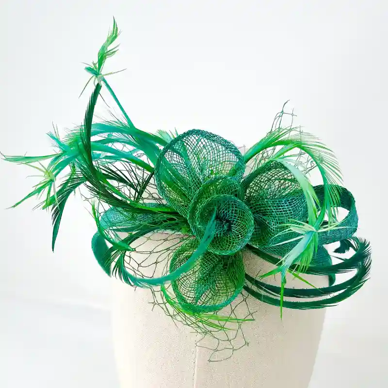 Tocado de plumas en color verde para invitadas de boda | Anhelo