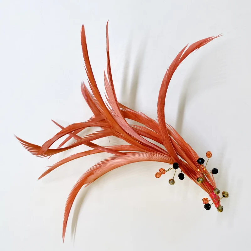Tocado sencillo madrina plumas naranjas | Anhelo