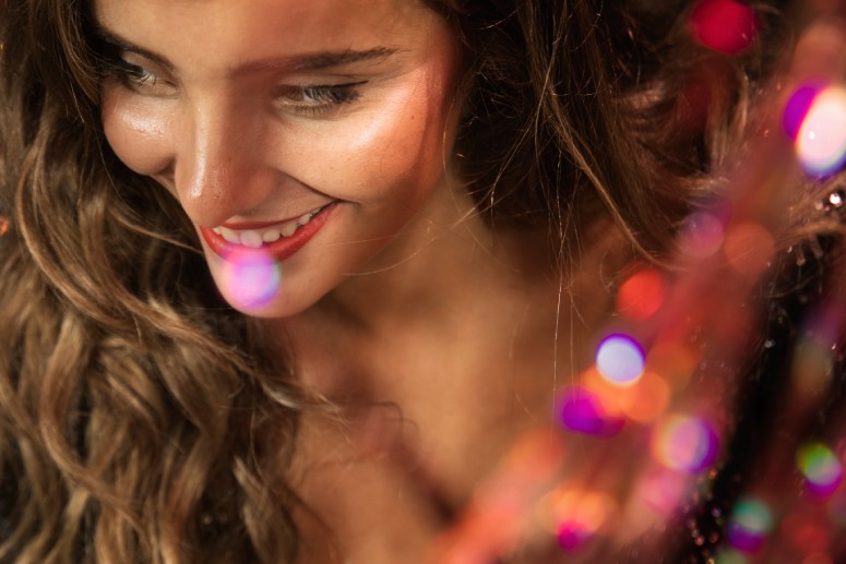 Tocados con lentejuelas maquillaje